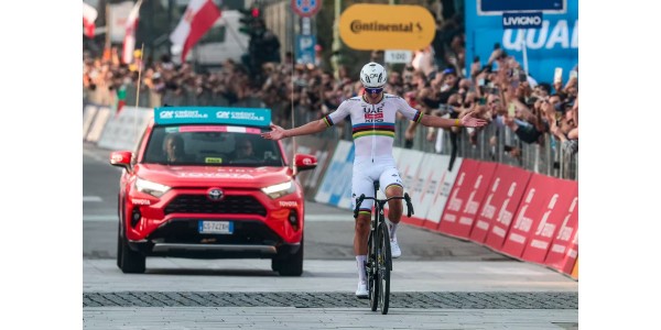 I veterani delle corse si stanno godendo la loro ultima gara, mentre i giovani ciclisti sono all'apice della loro carriera. I veterani delle corse si stanno godendo la loro ultima gara, mentre i giovani ciclisti sono all'apice della loro carriera.